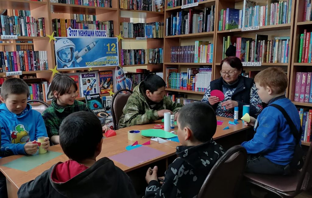 В библиотеке-филиале №4 села Апука прошла книжная выставка «Этот манящий космос».