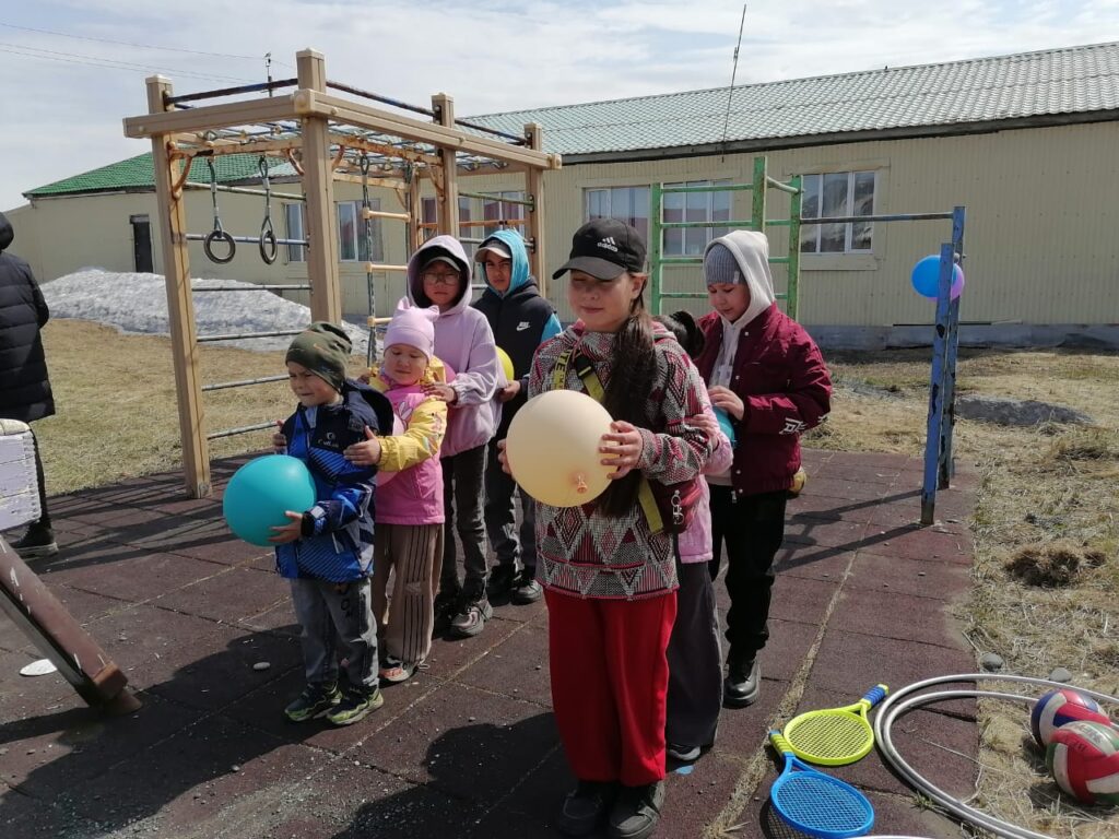 В честь Международного дня защиты детей библиотекари села Апука провели для детей развлекательную программу.